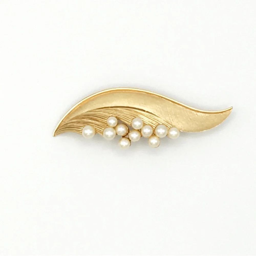 Vintage Crown Trifari Goldtone with Faux Pearls Floral Brooch Pin - Picture 3 of 11